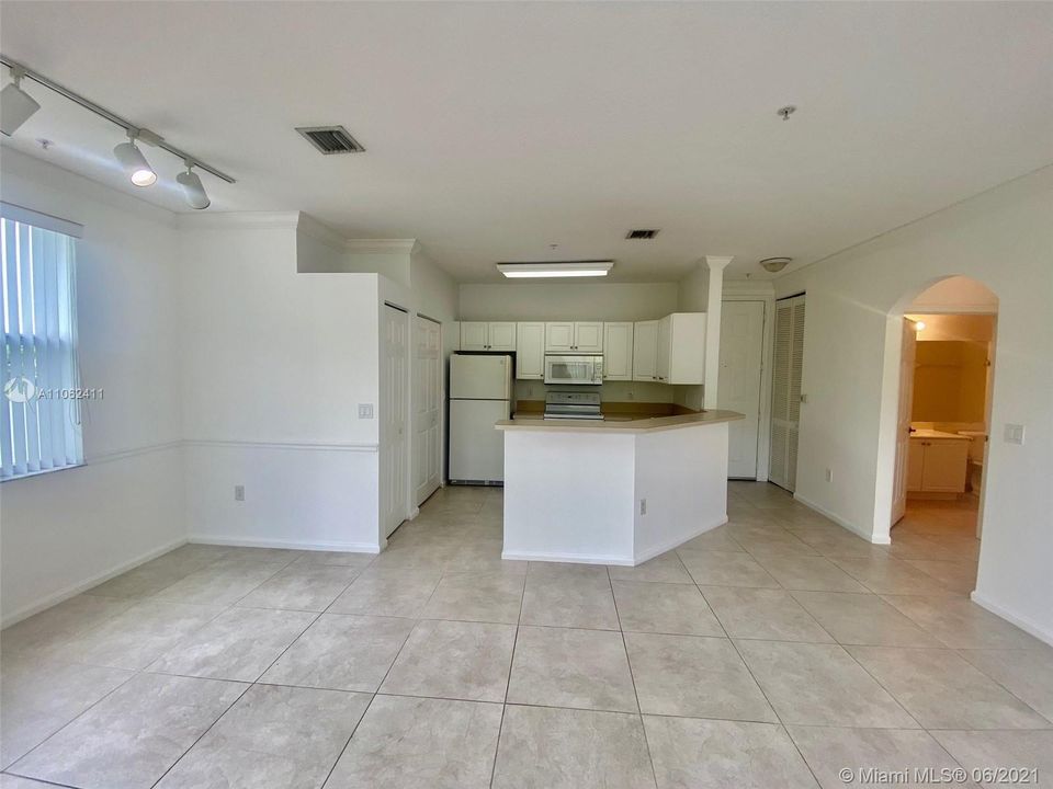 Recently Rented: $1,550 (1 beds, 1 baths, 723 Square Feet)