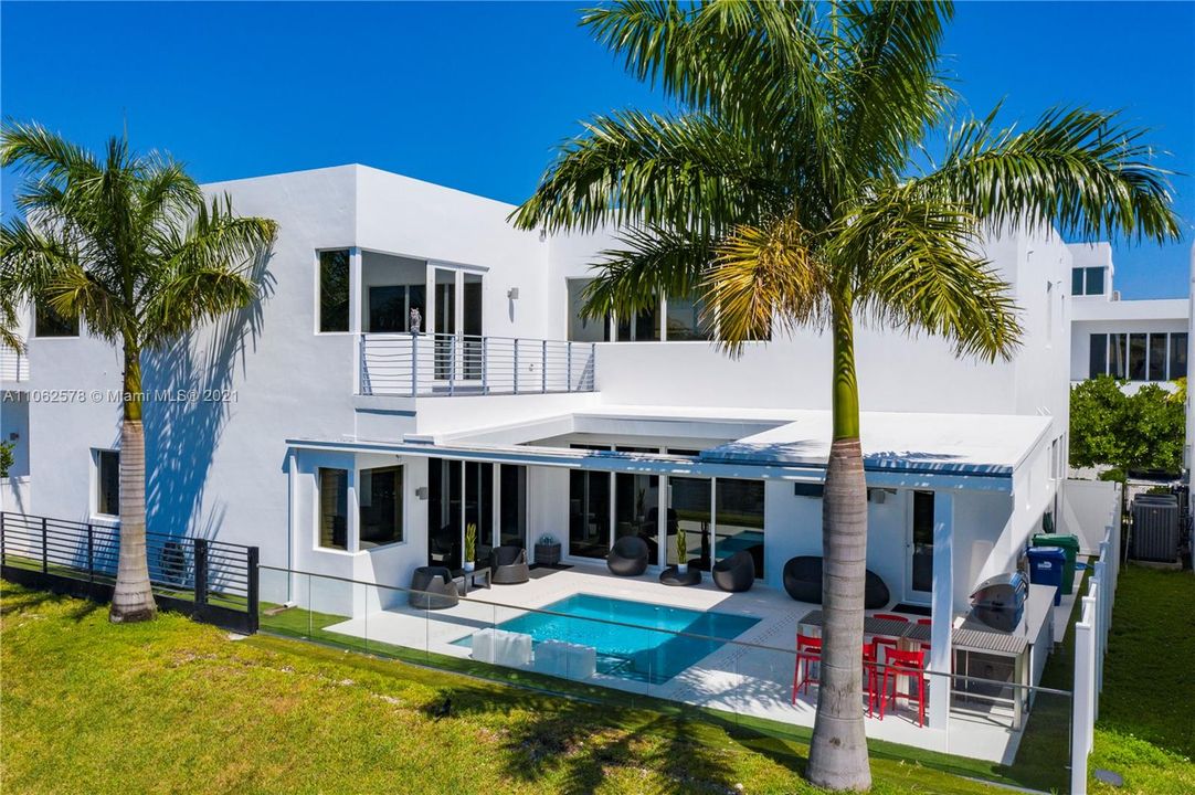Recently Sold: $1,795,000 (6 beds, 7 baths, 4874 Square Feet)
