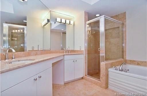 最近售出: $2,000,000 (2 贝兹, 2 浴室, 1530 平方英尺)