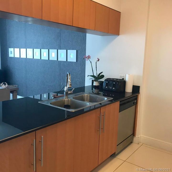 Recently Rented: $2,300 (1 beds, 1 baths, 791 Square Feet)