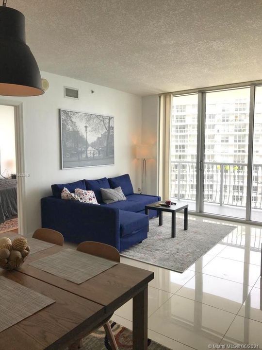 Recently Rented: $2,300 (1 beds, 1 baths, 791 Square Feet)