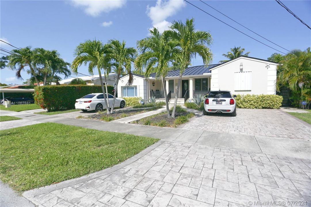 Recently Sold: $925,000 (4 beds, 3 baths, 2429 Square Feet)