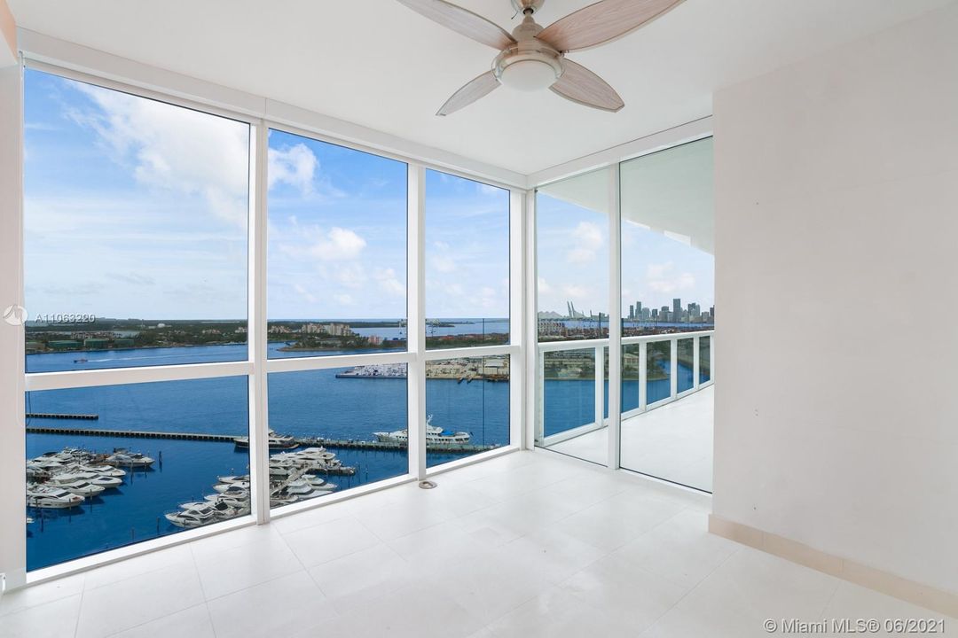 Recently Sold: $1,875,000 (2 beds, 2 baths, 1750 Square Feet)