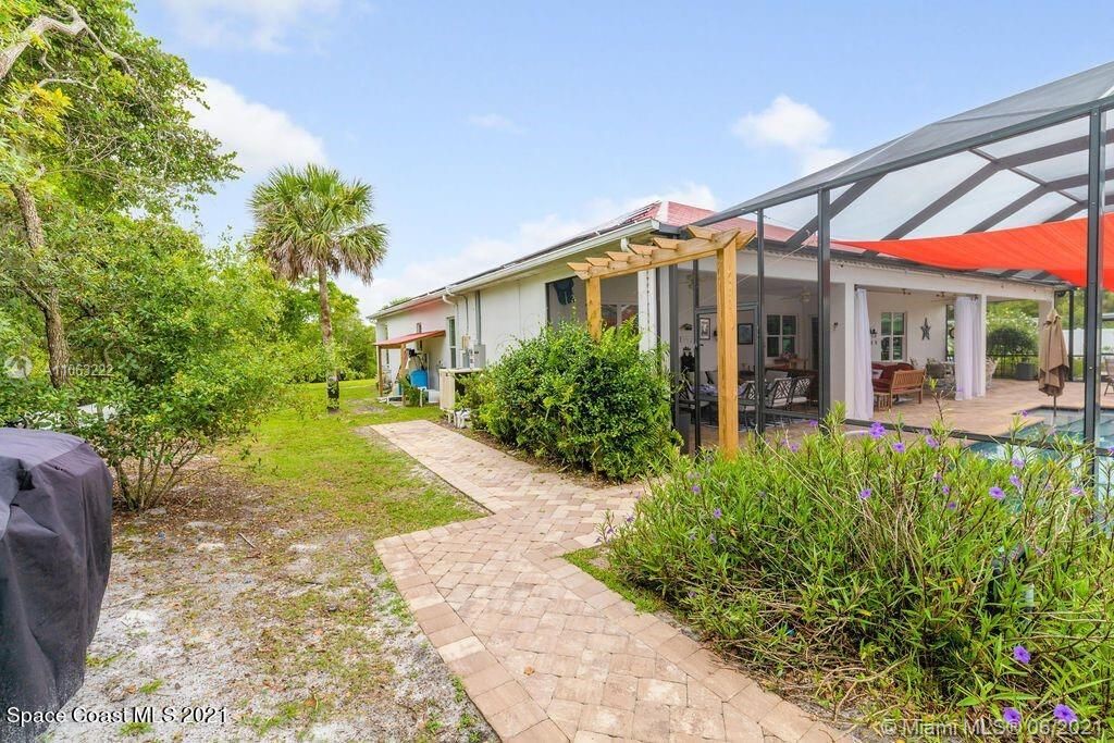 Recently Sold: $900,000 (3 beds, 3 baths, 2063 Square Feet)