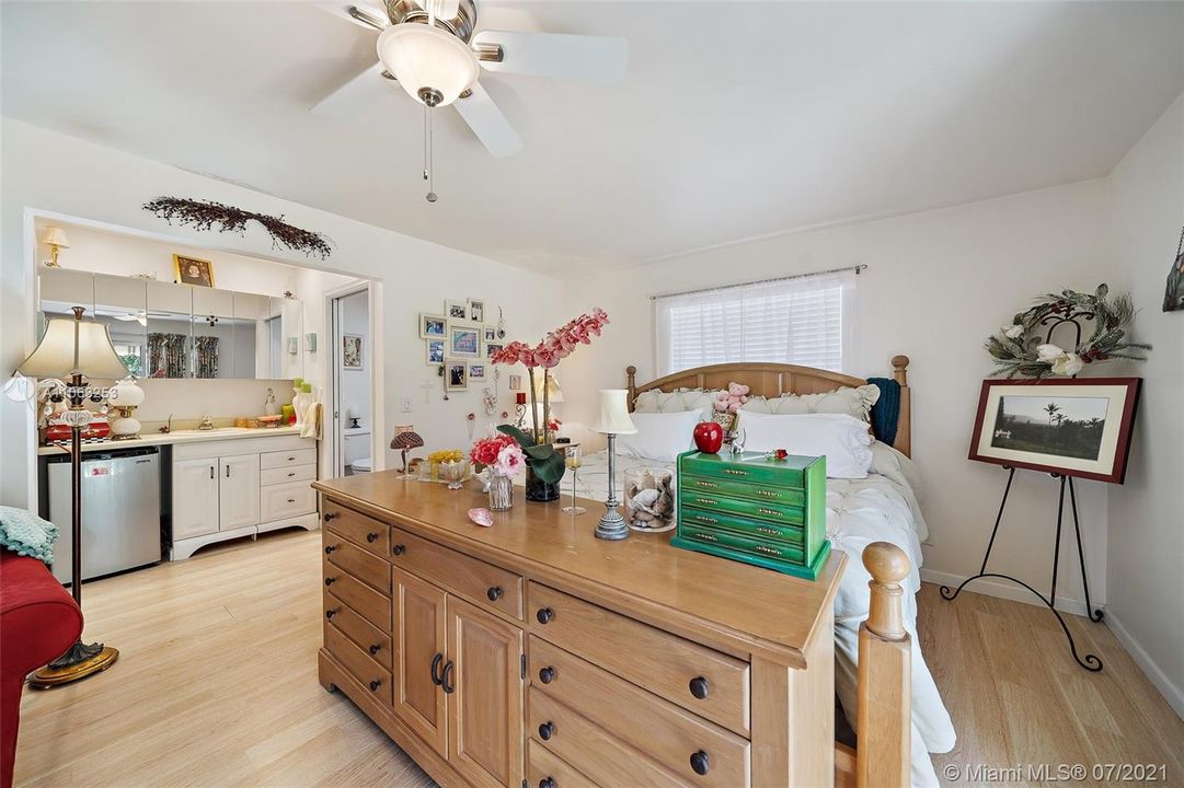 Master Suite w/ Walk In Closet