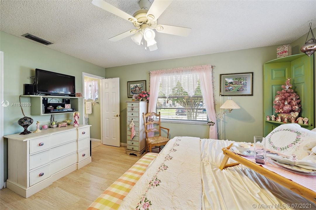 2nd Bedroom w/ 1/2 Bath