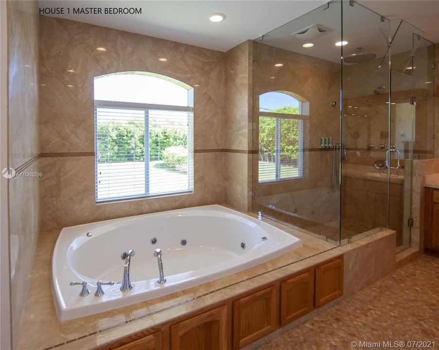 最近售出: $1,999,000 (7 贝兹, 5 浴室, 5607 平方英尺)