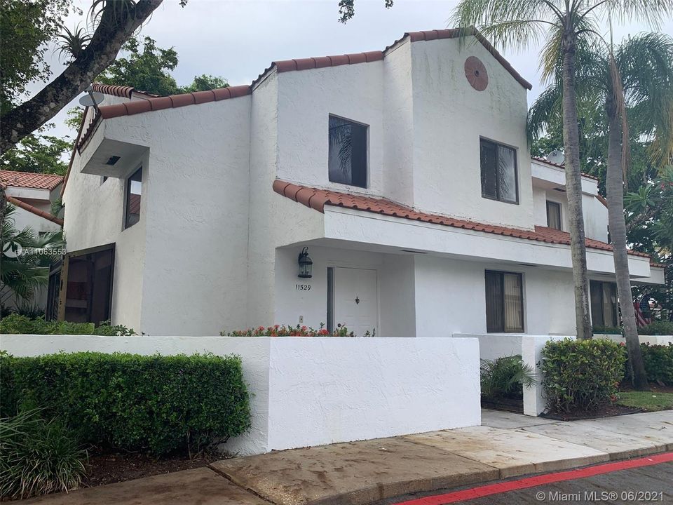 Recently Rented: $2,250 (3 beds, 3 baths, 1644 Square Feet)