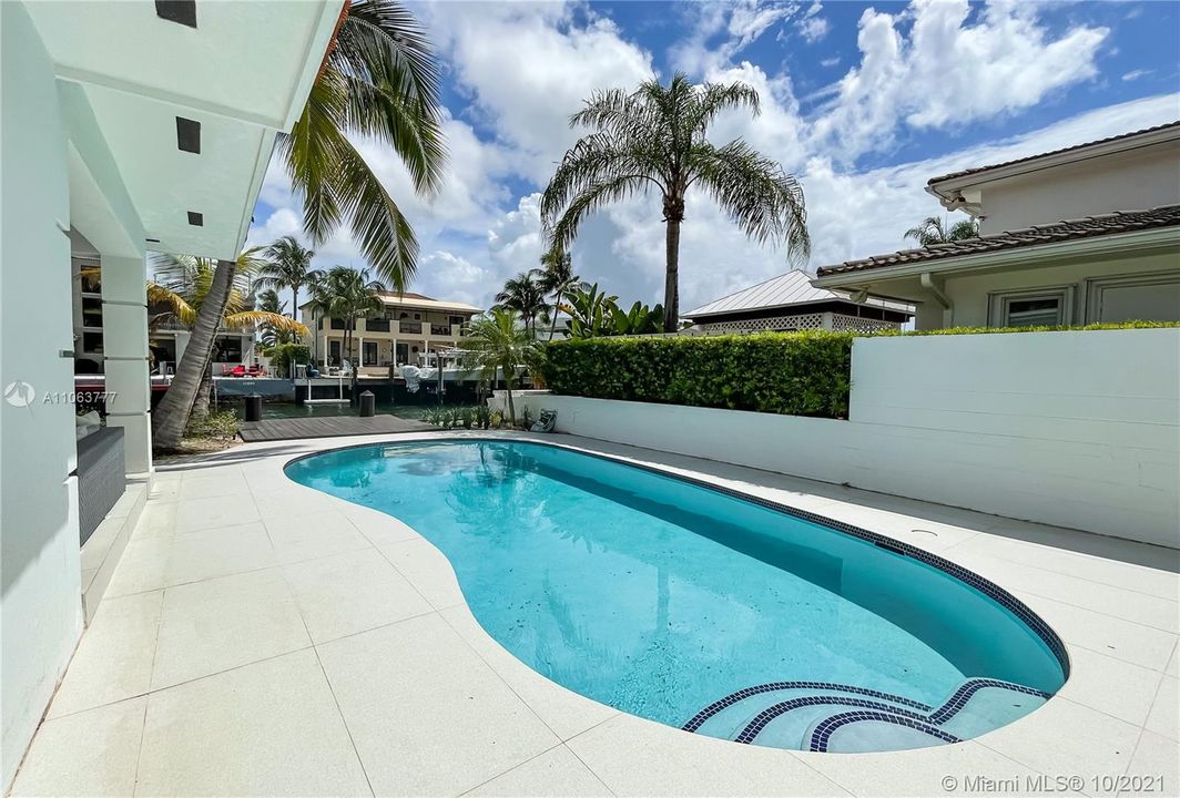 Recently Sold: $2,690,000 (3 beds, 3 baths, 2215 Square Feet)