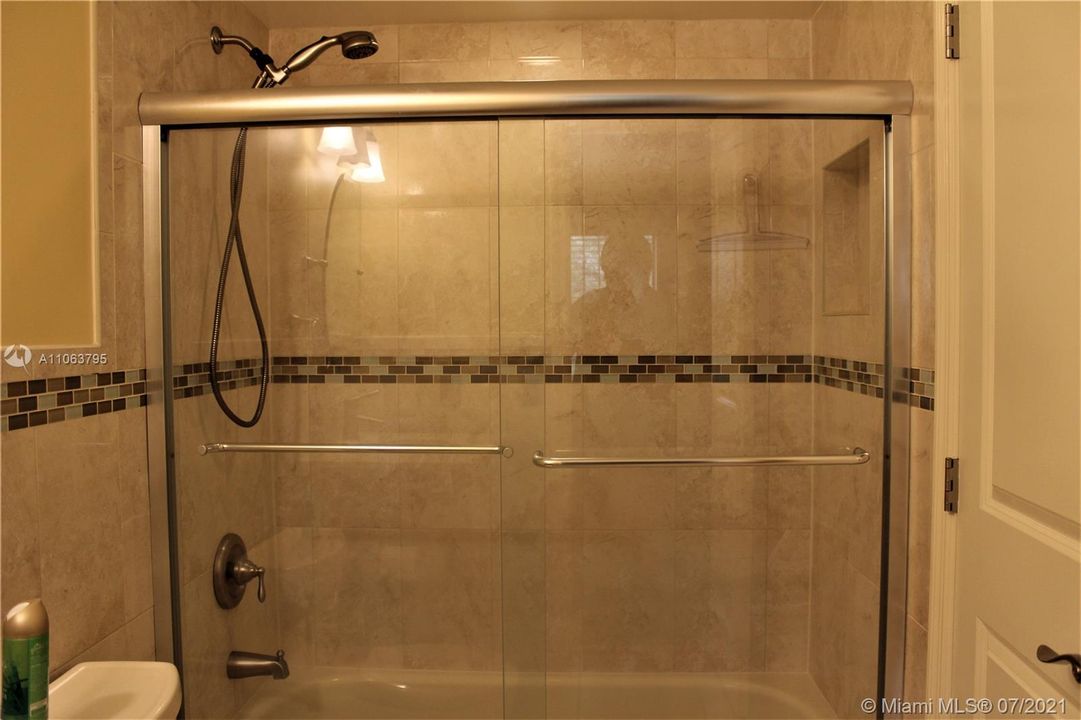 Recently Sold: $245,000 (2 beds, 2 baths, 1180 Square Feet)