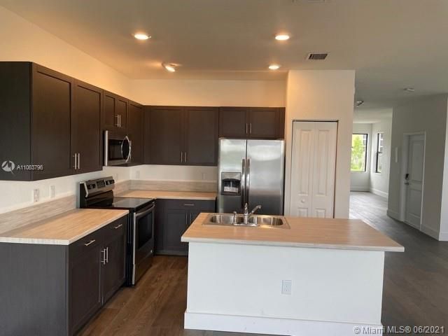 Recientemente alquilado: $3,850 (4 camas, 3 baños, 2094 Pies cuadrados)