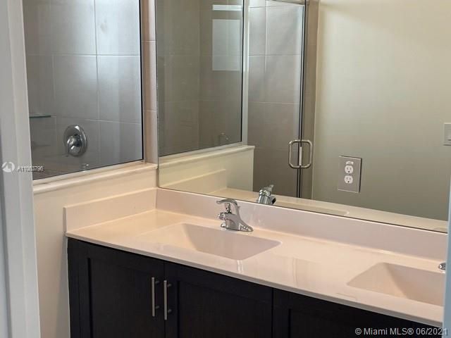 Recientemente alquilado: $3,850 (4 camas, 3 baños, 2094 Pies cuadrados)