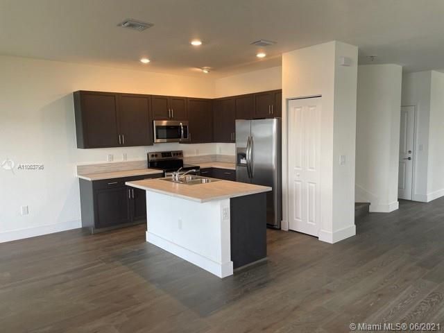 Recientemente alquilado: $3,850 (4 camas, 3 baños, 2094 Pies cuadrados)