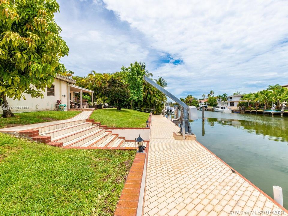 Recently Sold: $2,550,000 (3 beds, 2 baths, 2242 Square Feet)