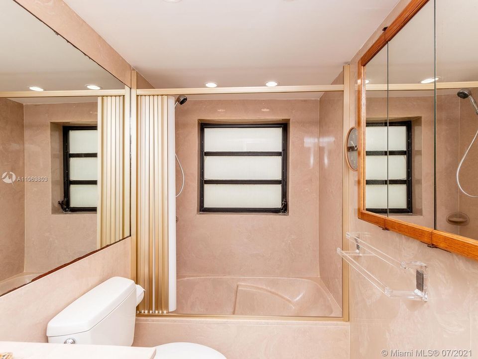 Недавно продано: $2,550,000 (3 спален, 2 ванн, 2242 Квадратных фут)