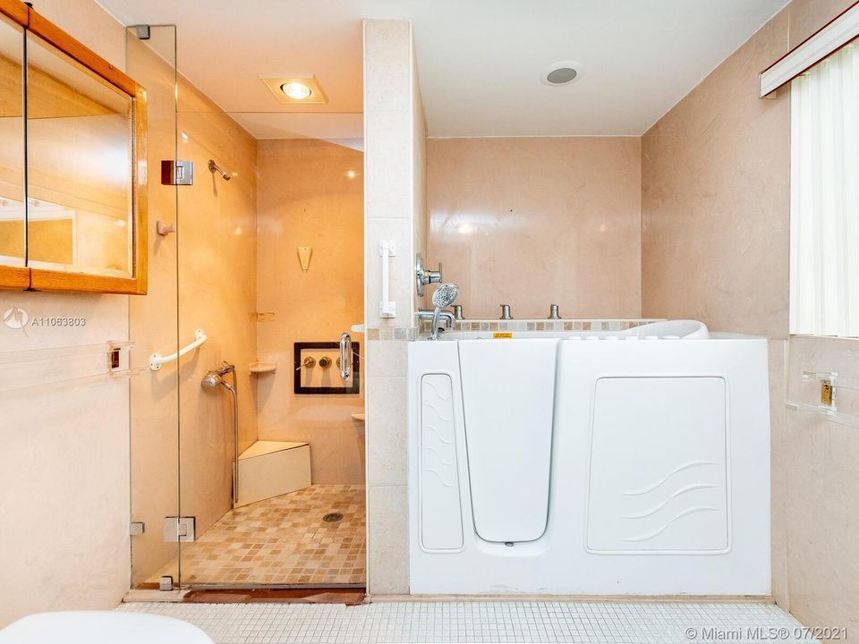 Недавно продано: $2,550,000 (3 спален, 2 ванн, 2242 Квадратных фут)