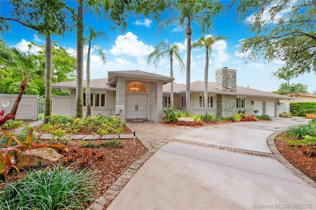 Welcome to 13540 SW 74th Place in Pinecrest!