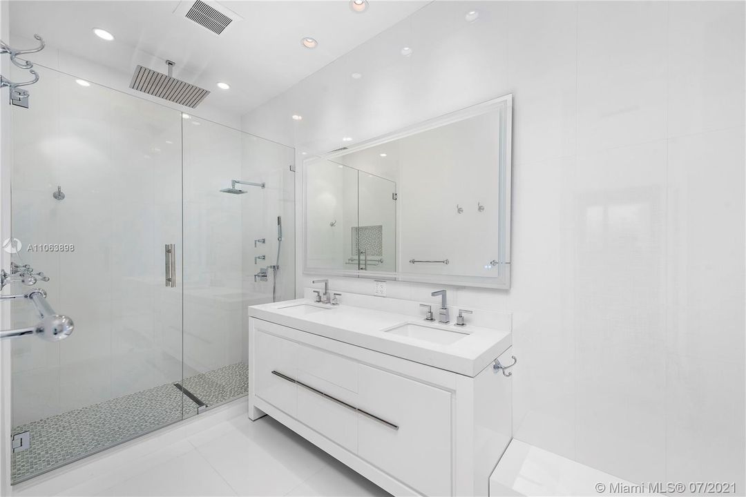 最近售出: $1,595,000 (2 贝兹, 2 浴室, 1490 平方英尺)
