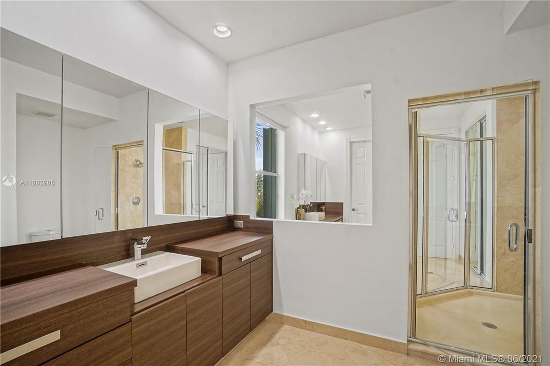 最近售出: $1,299,000 (6 贝兹, 4 浴室, 4264 平方英尺)