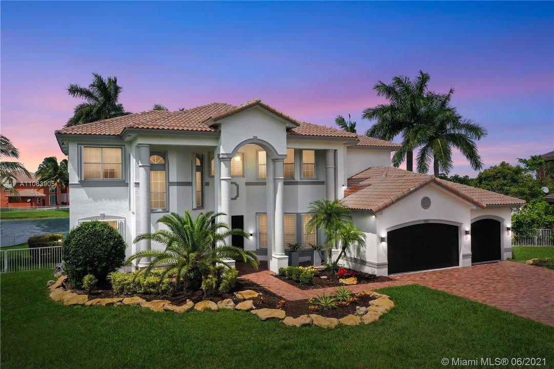 Recently Sold: $1,299,000 (6 beds, 4 baths, 4264 Square Feet)