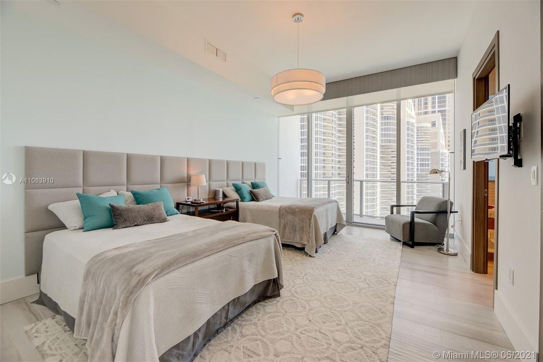 Recently Sold: $3,350,000 (2 beds, 4 baths, 2703 Square Feet)