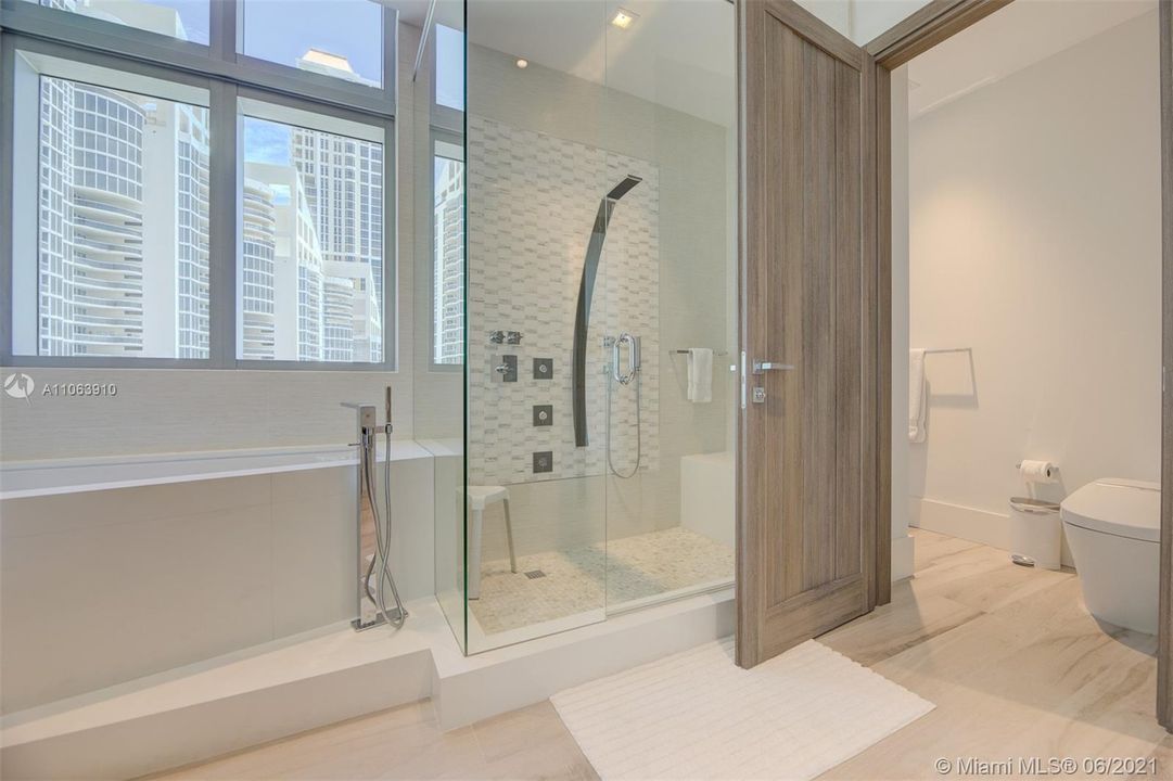 Недавно продано: $3,350,000 (2 спален, 4 ванн, 2703 Квадратных фут)