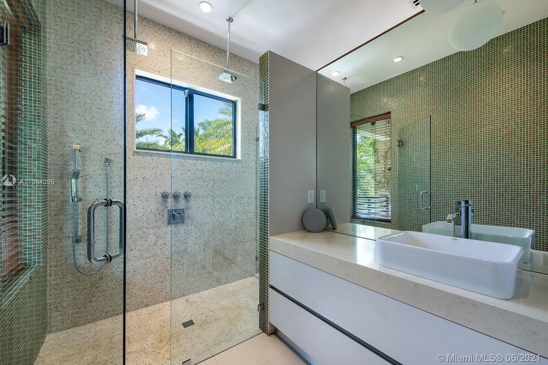最近售出: $5,150,000 (4 贝兹, 4 浴室, 3255 平方英尺)