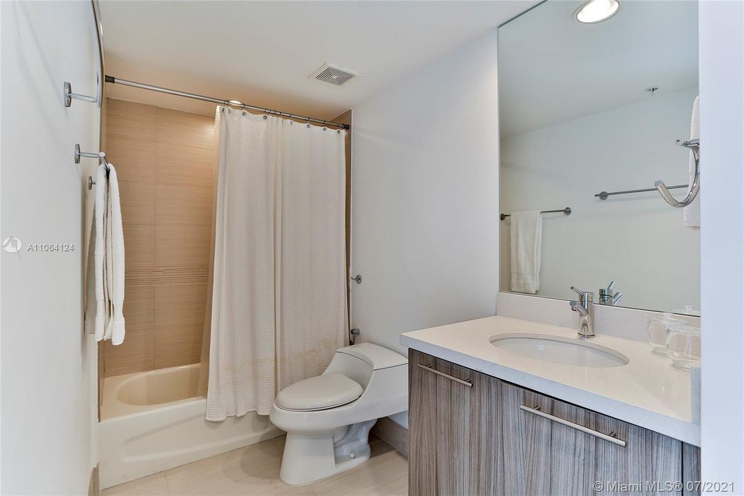最近租的: $4,200 (2 贝兹, 2 浴室, 952 平方英尺)