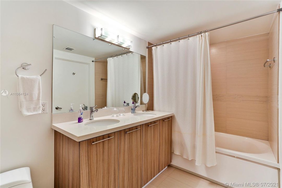 最近租的: $4,200 (2 贝兹, 2 浴室, 952 平方英尺)