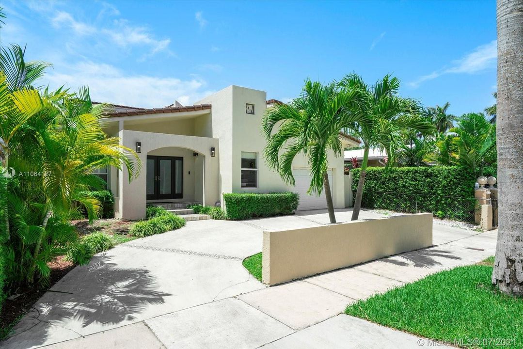 Recently Sold: $2,995,000 (4 beds, 4 baths, 3665 Square Feet)