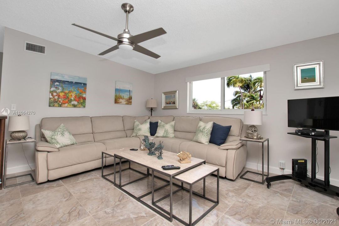 Recently Sold: $1,999,000 (2 beds, 3 baths, 1332 Square Feet)