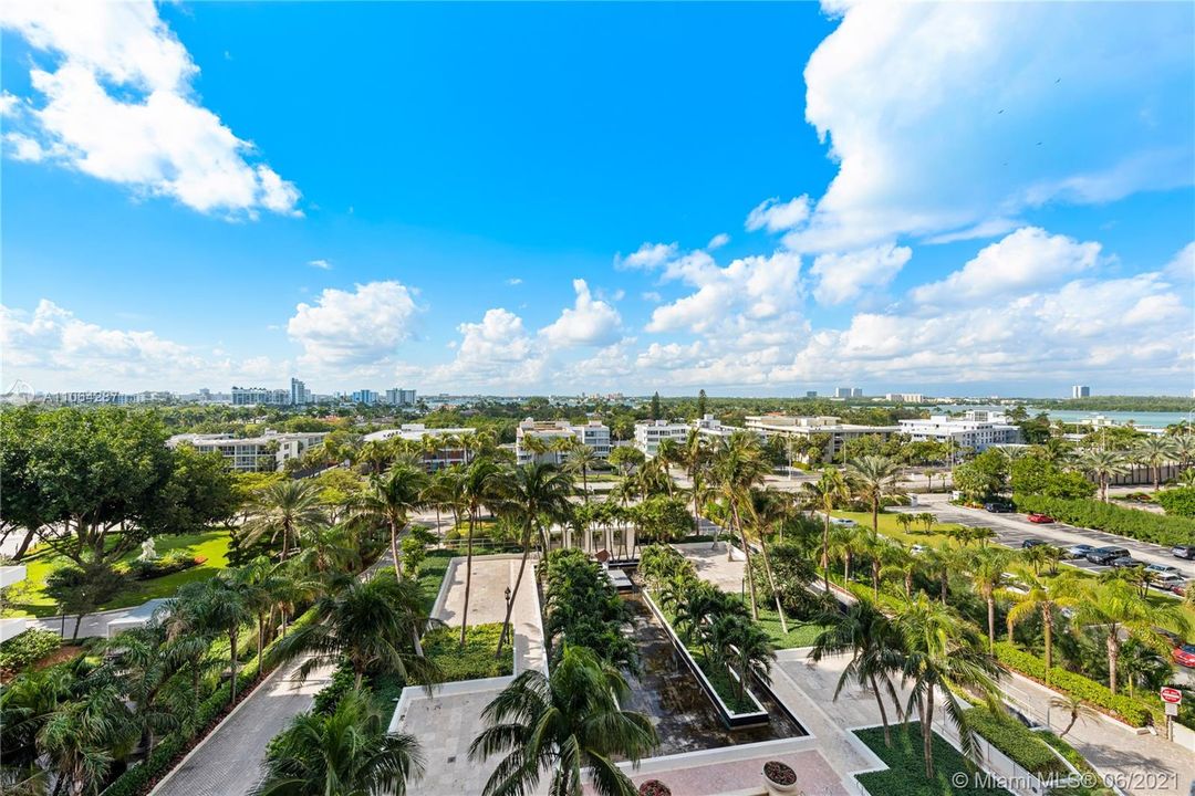 Recently Sold: $6,295,000 (6 beds, 9 baths, 6738 Square Feet)