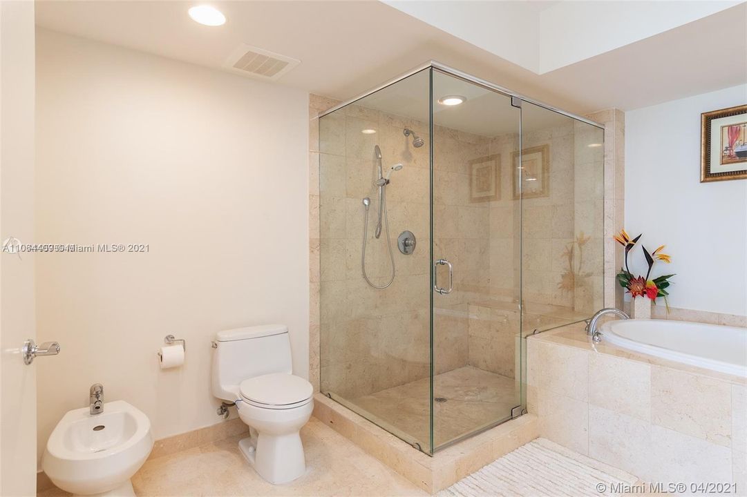 最近售出: $1,849,000 (2 贝兹, 3 浴室, 2065 平方英尺)