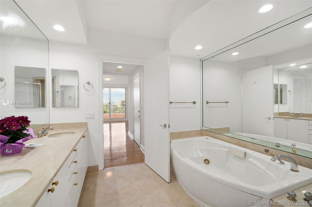 785 Crandon Blvd Unit 505 - Principle Bathroom