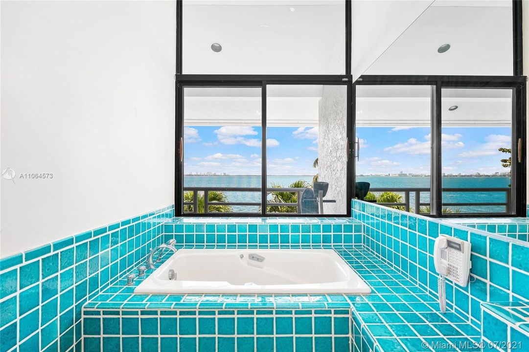 Недавно продано: $4,100,000 (4 спален, 4 ванн, 3330 Квадратных фут)