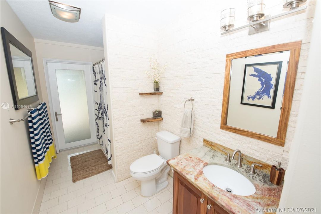 最近售出: $765,000 (3 贝兹, 2 浴室, 2175 平方英尺)