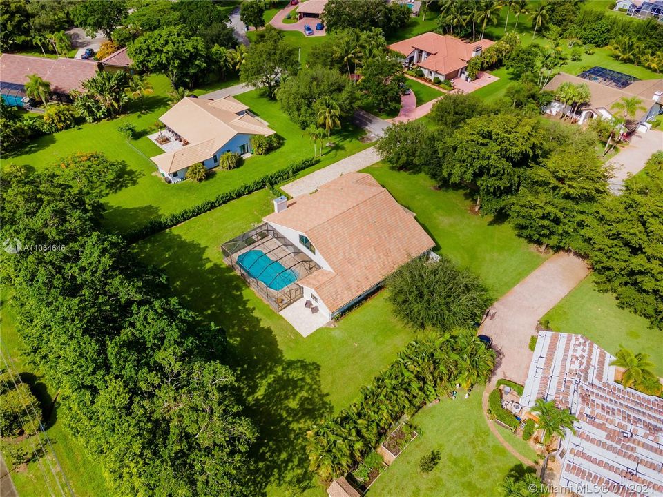 Vendido Recientemente: $1,099,000 (4 camas, 2 baños, 3161 Pies cuadrados)