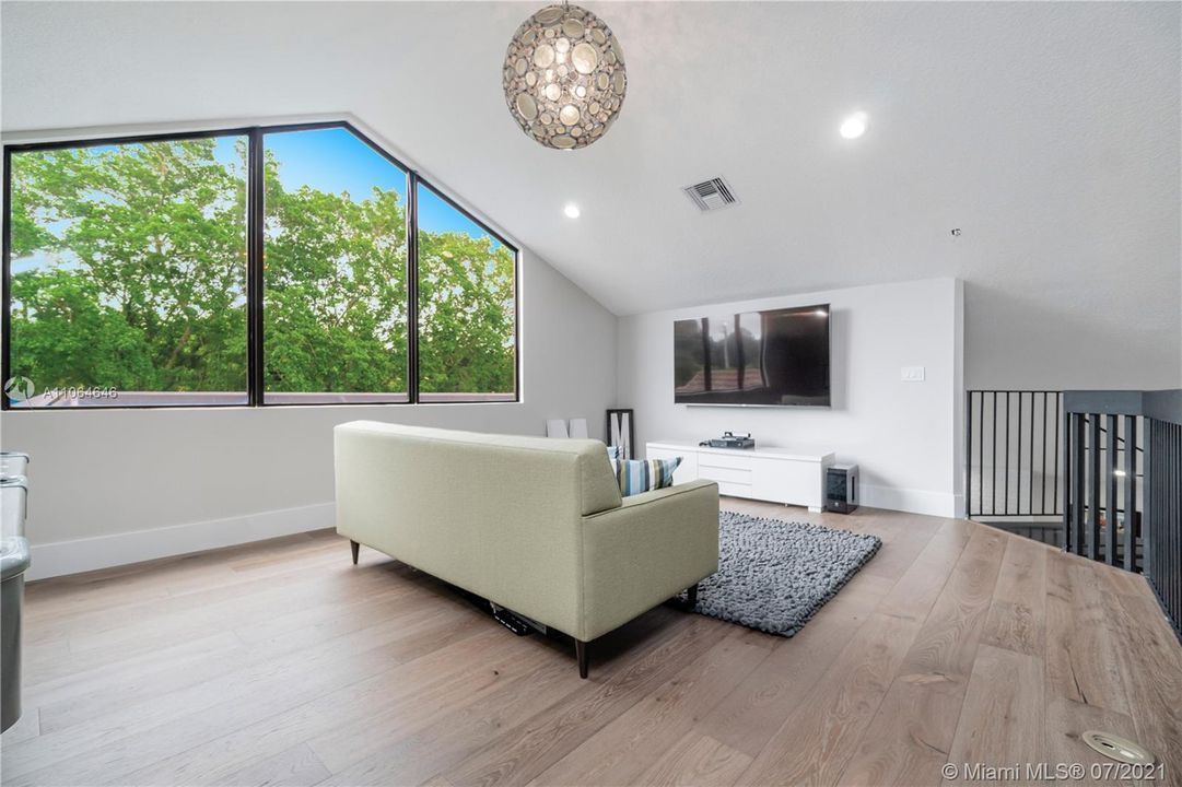 Recently Sold: $1,099,000 (4 beds, 2 baths, 3161 Square Feet)