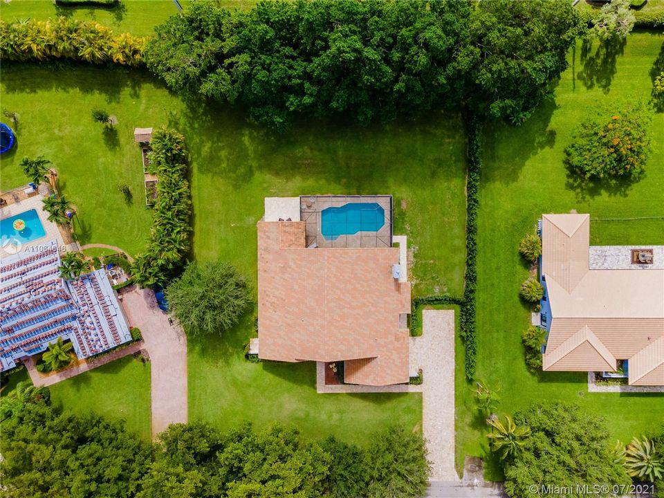 Vendido Recientemente: $1,099,000 (4 camas, 2 baños, 3161 Pies cuadrados)