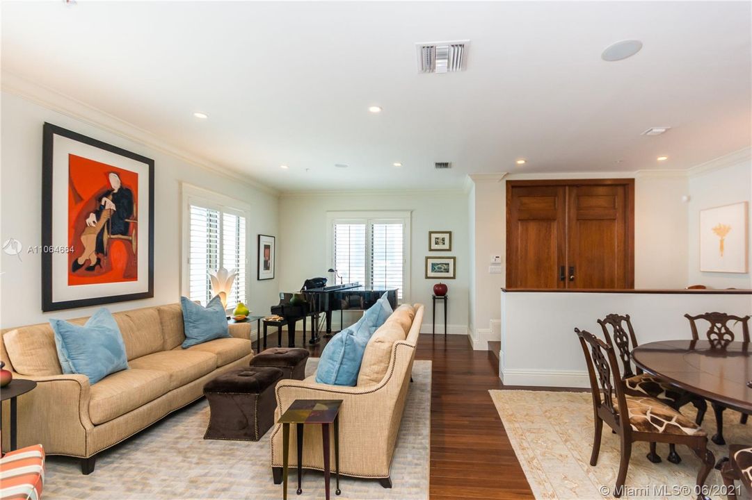 Recently Sold: $1,600,000 (3 beds, 4 baths, 3104 Square Feet)