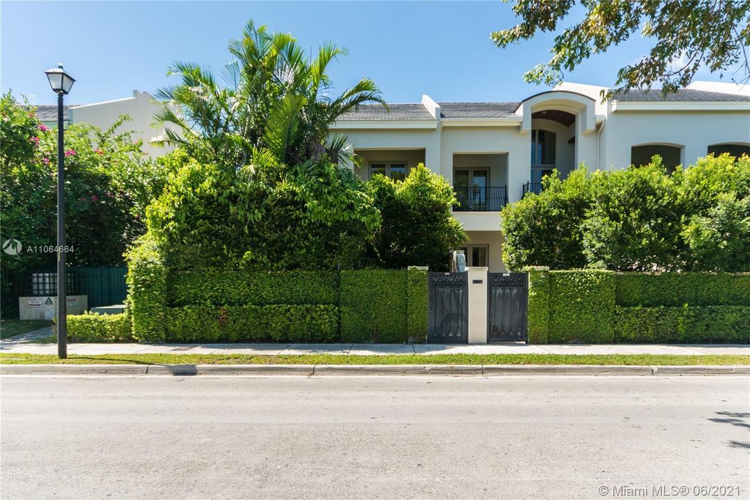 Recently Sold: $1,600,000 (3 beds, 4 baths, 3104 Square Feet)
