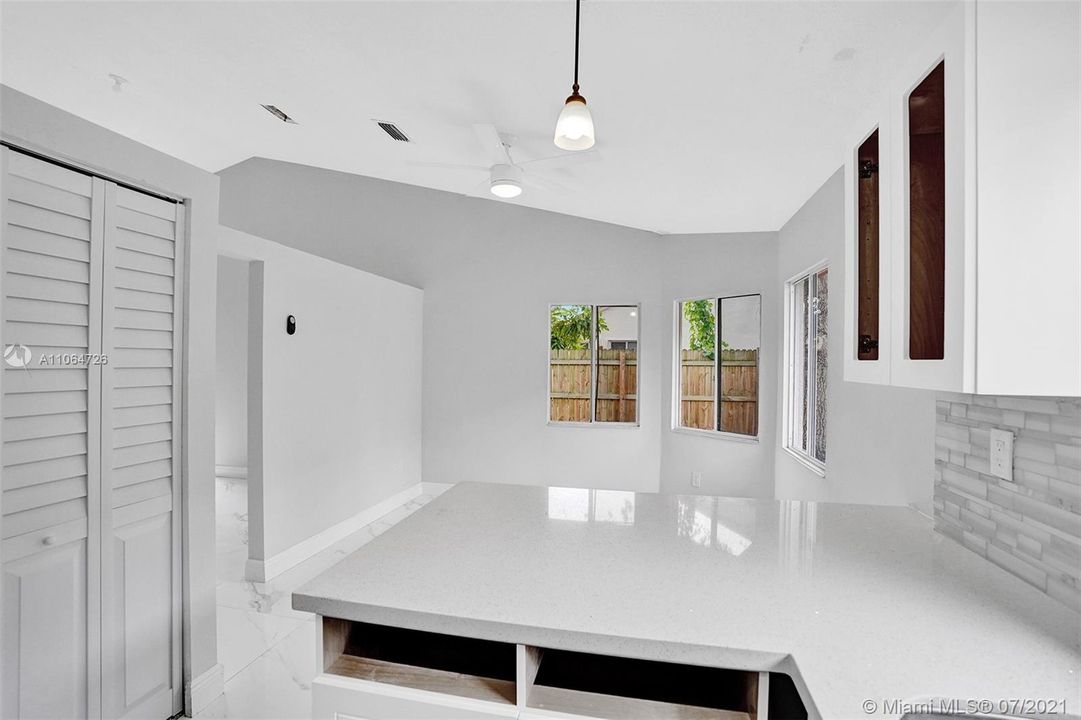 Recently Sold: $355,000 (3 beds, 2 baths, 1470 Square Feet)