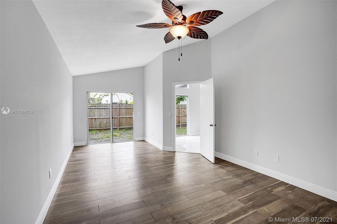 Recently Sold: $355,000 (3 beds, 2 baths, 1470 Square Feet)
