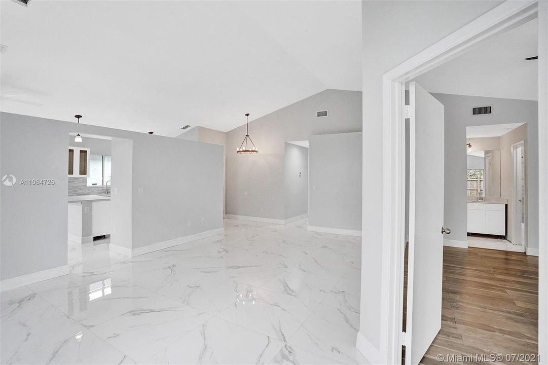 Recently Sold: $355,000 (3 beds, 2 baths, 1470 Square Feet)