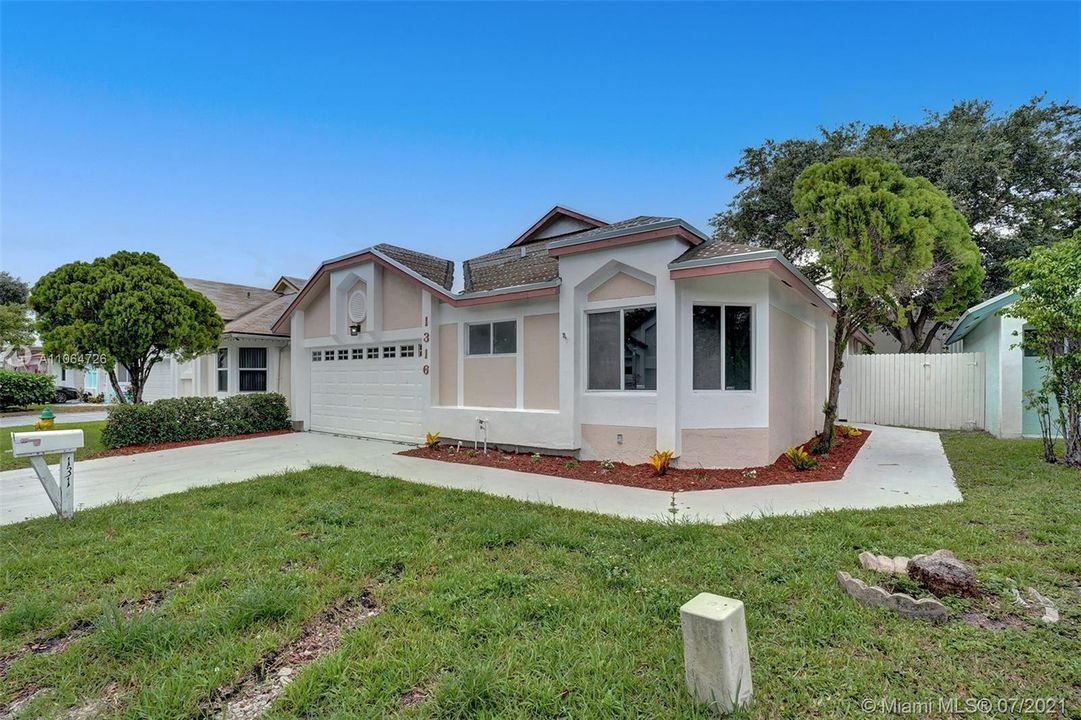 Recently Sold: $355,000 (3 beds, 2 baths, 1470 Square Feet)