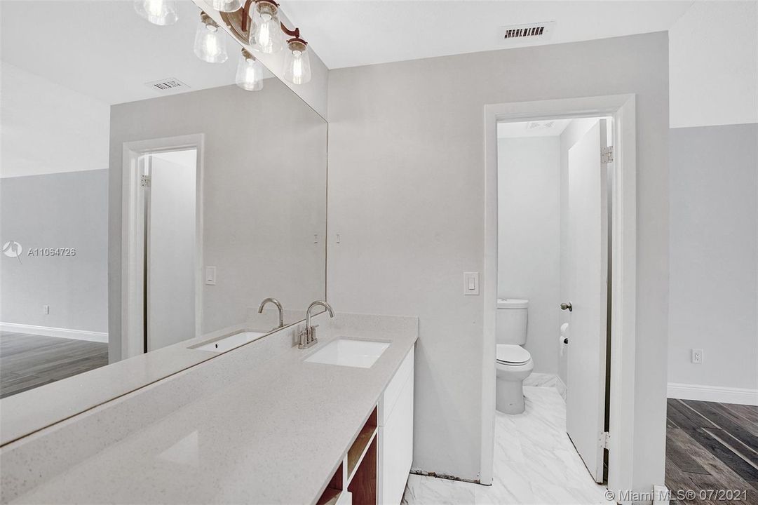 Recently Sold: $355,000 (3 beds, 2 baths, 1470 Square Feet)