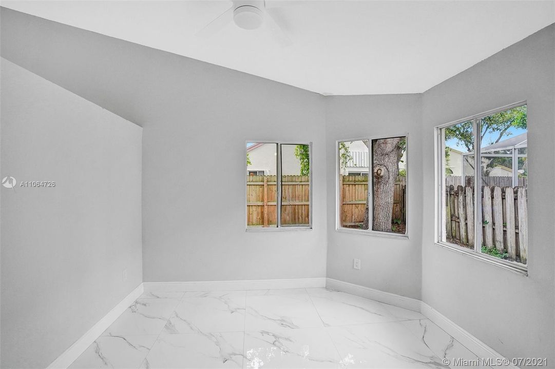 Recently Sold: $355,000 (3 beds, 2 baths, 1470 Square Feet)