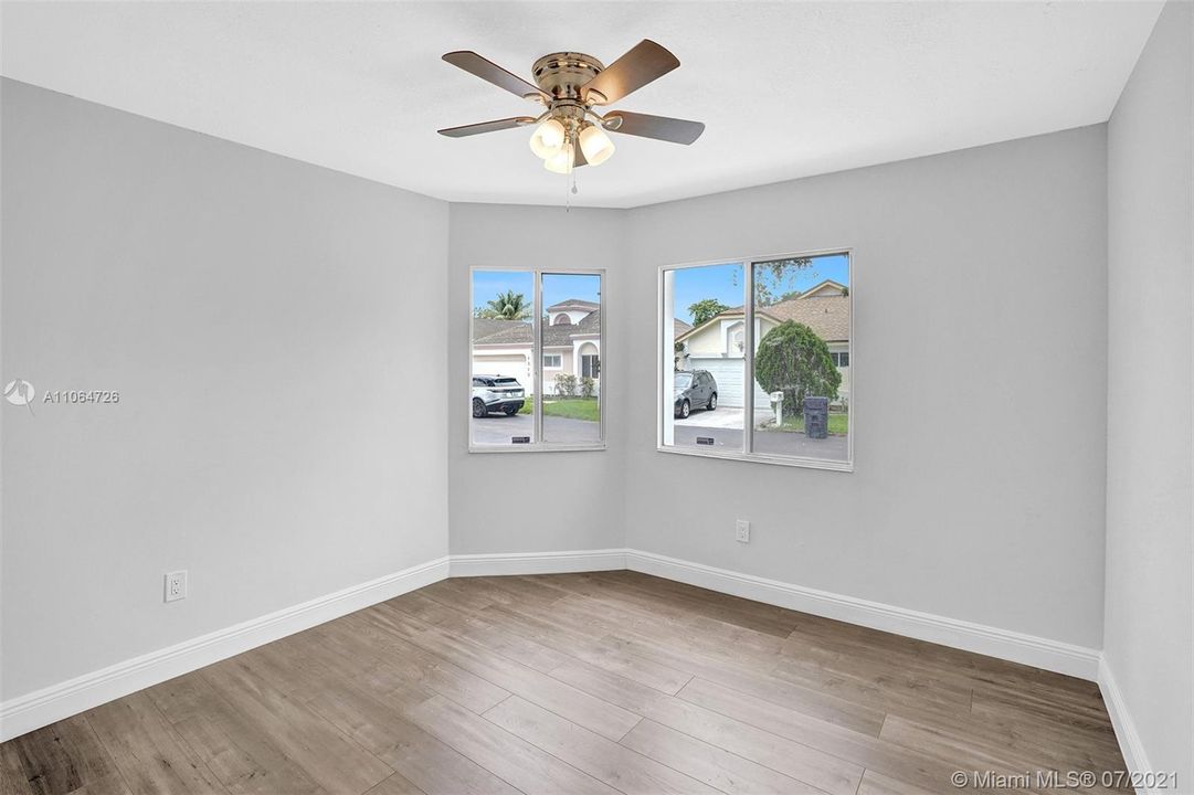Recently Sold: $355,000 (3 beds, 2 baths, 1470 Square Feet)