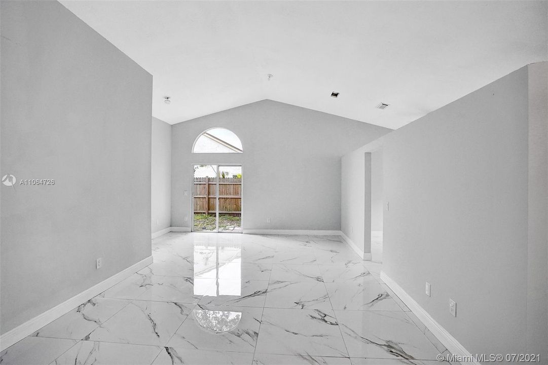 Recently Sold: $355,000 (3 beds, 2 baths, 1470 Square Feet)