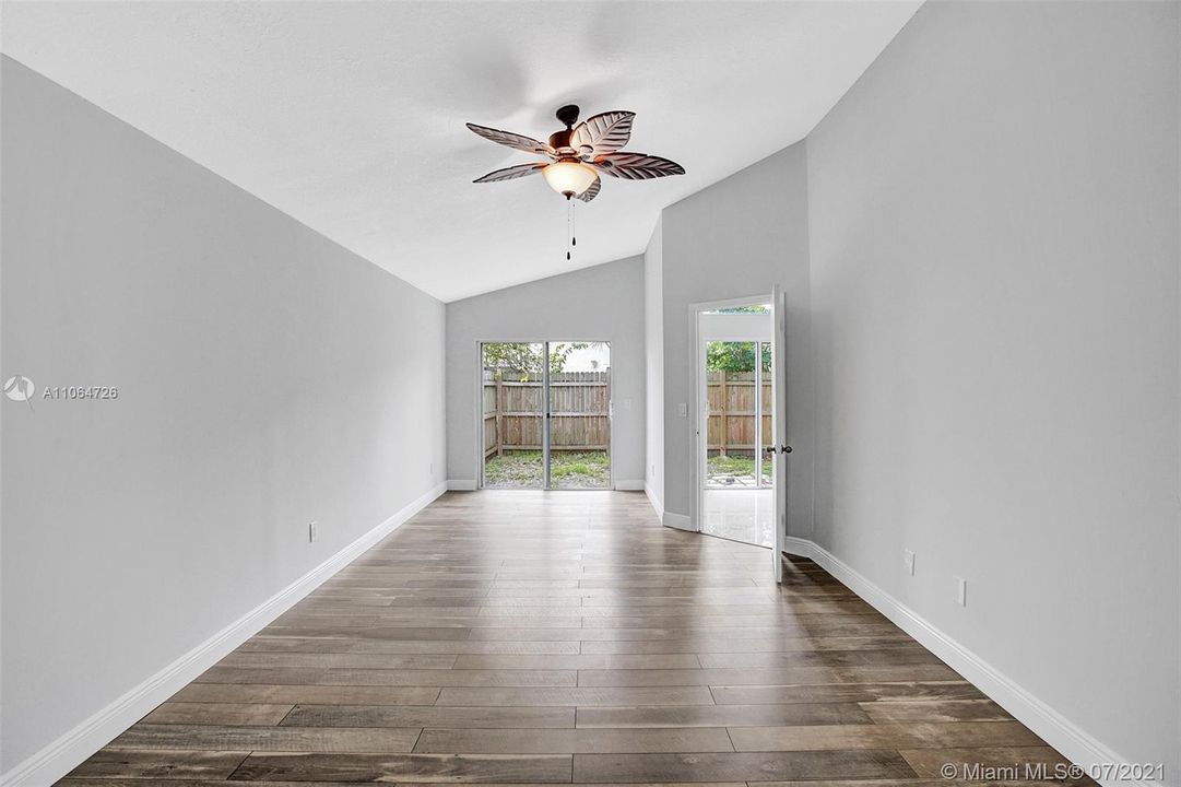 Recently Sold: $355,000 (3 beds, 2 baths, 1470 Square Feet)